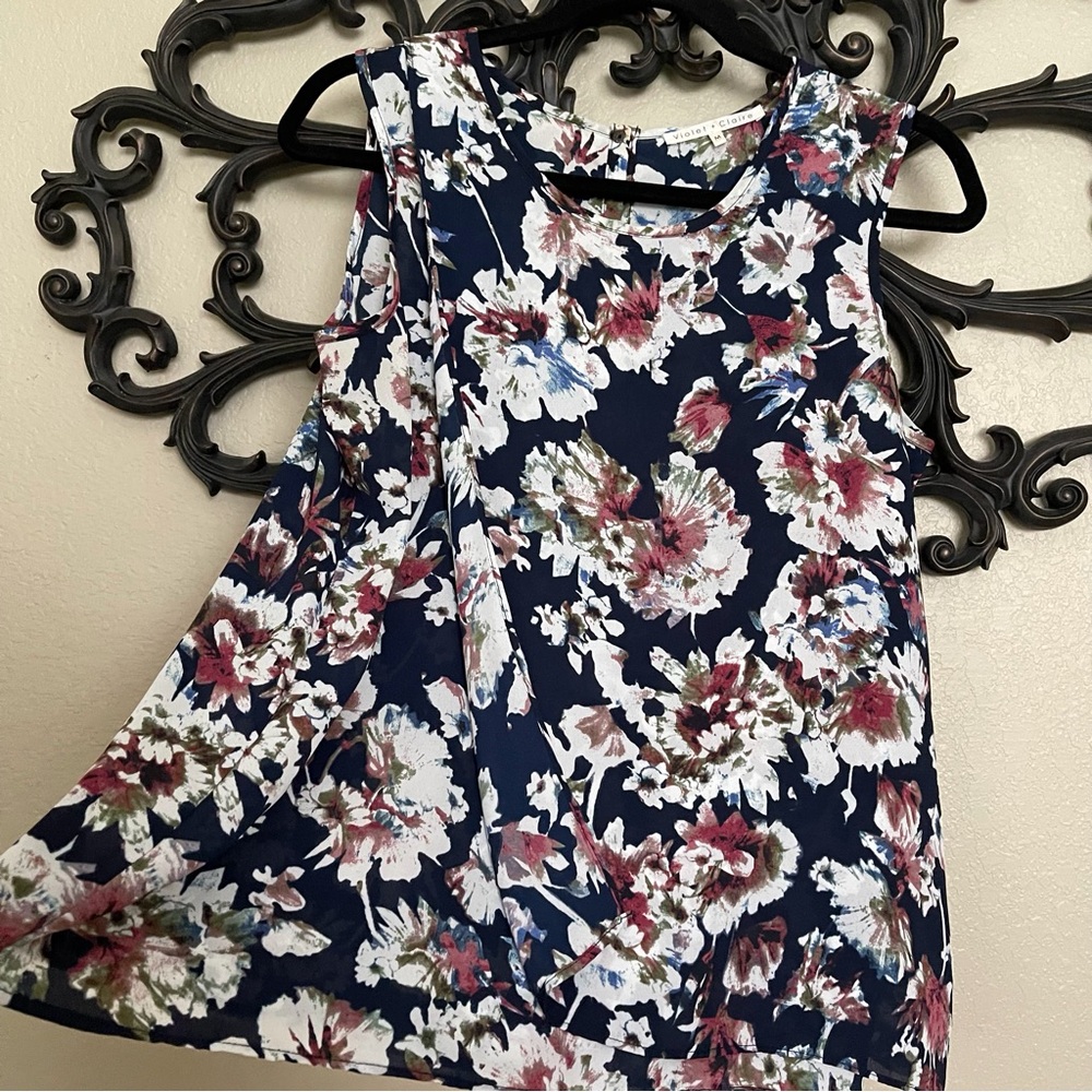 Violet & Claire Floral Sleeveless Top Size Medium